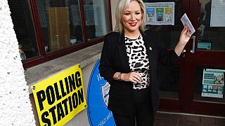 Michelle O'Neill, líder de Sinn Féin, deposita su voto en las regionales de este jueves