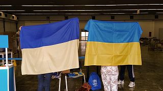 Ουκρανικές σημαίες από εθελόντριες μοδίστρες στη Θεσσαλονίκη