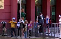 Estudiantes en la puerta del centro en el que aprenden georgiano en Georgia