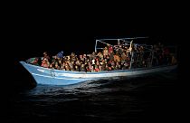 Ein überfülltes Boot in der Nähe der italienischen Insel Lampedusa (Aufnahme vom 24. Januar 22)