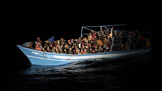Ein überfülltes Boot in der Nähe der italienischen Insel Lampedusa (Aufnahme vom 24. Januar 22)