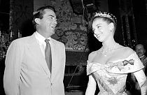 Gregory Peck viccelődik Audrey Hepburnnel a Római vakáció forgatásán 1952-ben