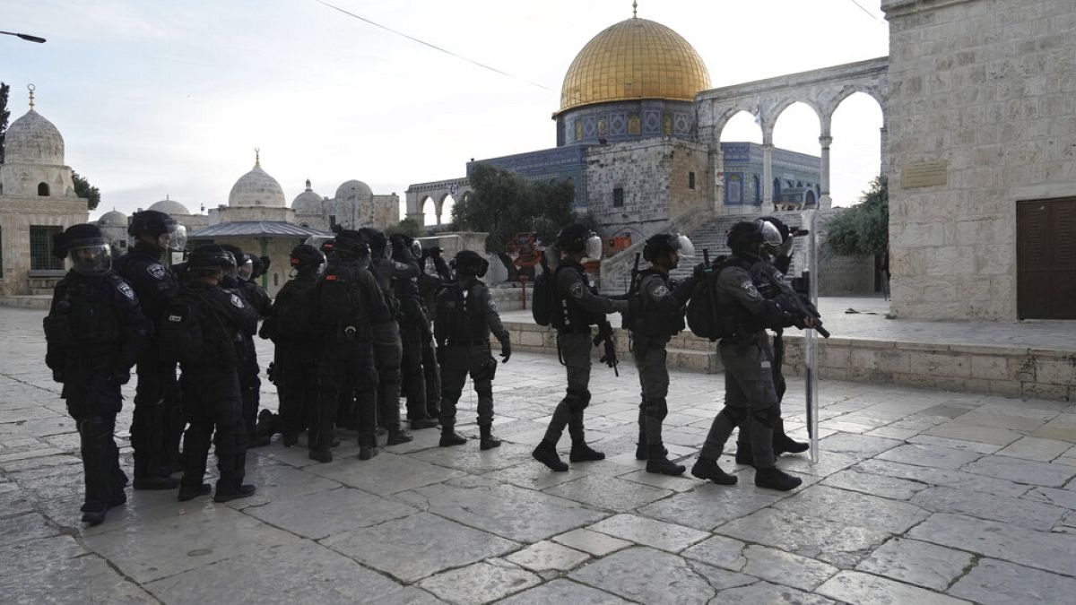 انتشار الشرطة الإسرائيلية في المسجد الأقصى بالبلدة القديمة بالقدس، الجمعة 22 أبريل / نيسان 2022. 