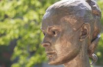 تمثال برونزي لأودري هيبورن