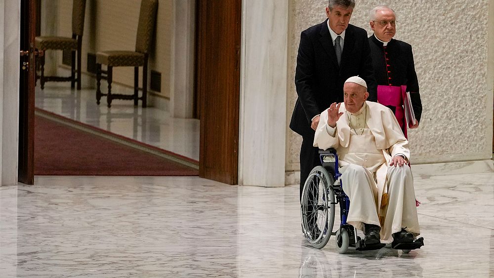 Francisco de cadeira rodas e sob críticas da rússia