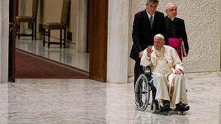 Papa entra na sala Paulo VI de cadeira de rodas