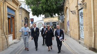 Η Πρώτη Κυρία της Κύπρου με τον σύζυγο του πρωθυπουργού του Λουξεμβούργου στην Παλιά Λευκωσία