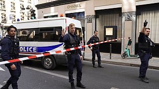 عناصر الشرطة الفرنسية تقوم بتطويق ساحة فوندوم بعد عملية سرقة في متجر العلامة التجارية شانيل، باريس، فرنسا، الخميس 5 مايو 2022