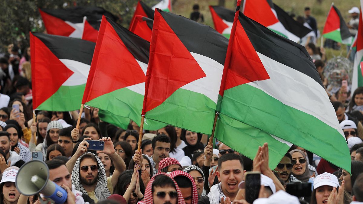فلسطينيو الداخل يرفعون الأعلام الوطنية الفلسطينية خلال مظاهرة قبل إحياء الذكرى 74 للنكبة، بالقرب من مدينة سخنين، شمال إسرائيل، الخميس 5 مايو 2022 