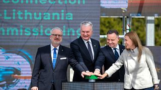 Слева направо: президент Латвии Эгилс Левитс, президент Литвы Гитанас Науседа, президент Польши Анджей Дуда и еврокомиссар по энергетике Кадри Симсон запускают GIPL