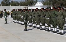 طلاب ليبيون يقفون في تشكيل خلال حفل تخرجهم في الأكاديمية الحربية في مصراتة ، ليبيا. 2022/03/03