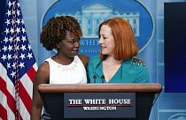  Jen Psaki apresenta a nova porta-voz, Karine Jean-Pierre, durante uma conferência de imprensa na Casa Branca