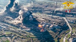 En esta foto tomada de un video publicado el miércoles 4 de mayo de 2022, se ve como el humo se eleva desde el Complejo Metalúrgico Azovstal en Mariúpol.
