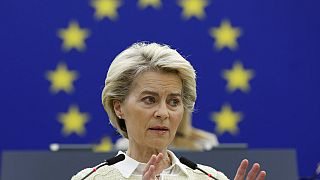 La présidente de la Commission européenne Ursula von der Leyen lors d'un débat sur les conséquences économiques et sociales pour l'UE de la guerre russe en Ukraine (mai 2022) 