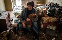 Украинская женщина в полуразрушенном доме
