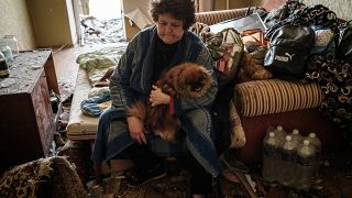 Eine ältere Frau mit ihrem Hund in ihrer zerstörten Wohnung in Kramatorsk, Ost-Ukraine. 5. Mai 2022,