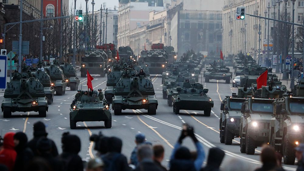 لماذا الفارق الكبير بين بعض أسلحة روسيا التي تعرض في يوم النصر وتلك  المستخدمة في أوكرانيا؟ | Euronews