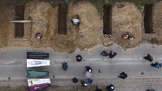 Σοροί τεσσάρων ανθρώπων σε κηδεία στην πόλη Μπούτσα στο περίχωρα του Κιέβου