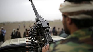 مقاتل حوثي يحمل سلاحًا خلال تجمع يهدف إلى حشد المزيد من المقاتلين للحوثيين في صنعاء، اليمن، في 1 أغسطس / آب 2019