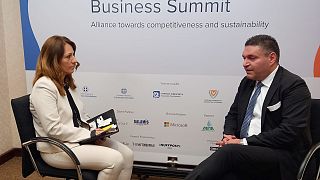 O υπ. Οικονομικών της Κύπρου, Κ. Πετρίδης, με τη δημοσιογράφο Σ. Τουχτίδου, στο 1st Greece-Cyprus Business Summit