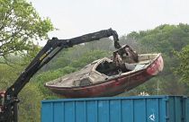 Une épave en train d'être embarquée par la société recycleurs breton, une des 26 agréées pour la destruction des bateaux de plaisance