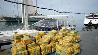 بالات من الكوكايين تزن حوالي 5.2 طن ويخت تم ضبطه في قاعدة بحرية برتغالية في ألمادا، جنوب لشبونة، 2021