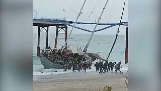 La barca carica di migranti. Siderno - Immagini Telemia Calabria