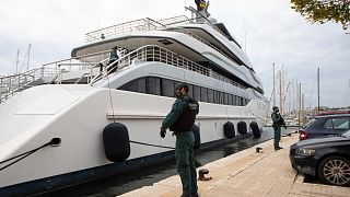 Zivilgardisten stehen an der Yacht Tango in Palma de Mallorca, Spanien, am Montag, den 4. April 2022. 