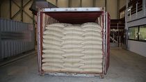 یکی از پنج کانتینر محموله دانه‌های قهوه تحویل داده شده به کارخانه نسپرسو