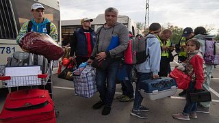 نازحون  بعد عبورهم  مدينة ماريوبول الأوكرانية  يصلون إلى مركز للنازحين في زابوريزهجيا ، أوكرانيا ، الثلاثاء 3 مايو 2022.