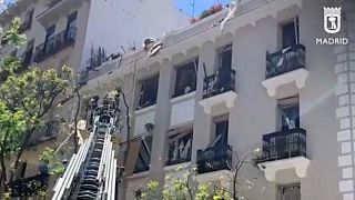 Los bomberos trabajando en el edificio de Madrid donde ha habido una explosión.