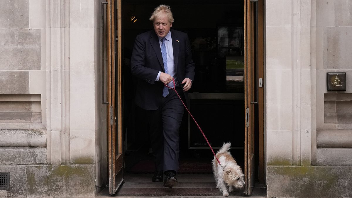 Борис Джонсон покидает свой избирательный участок в Лондоне, 5 мая 2022