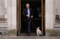 Борис Джонсон покидает свой избирательный участок в Лондоне, 5 мая 2022