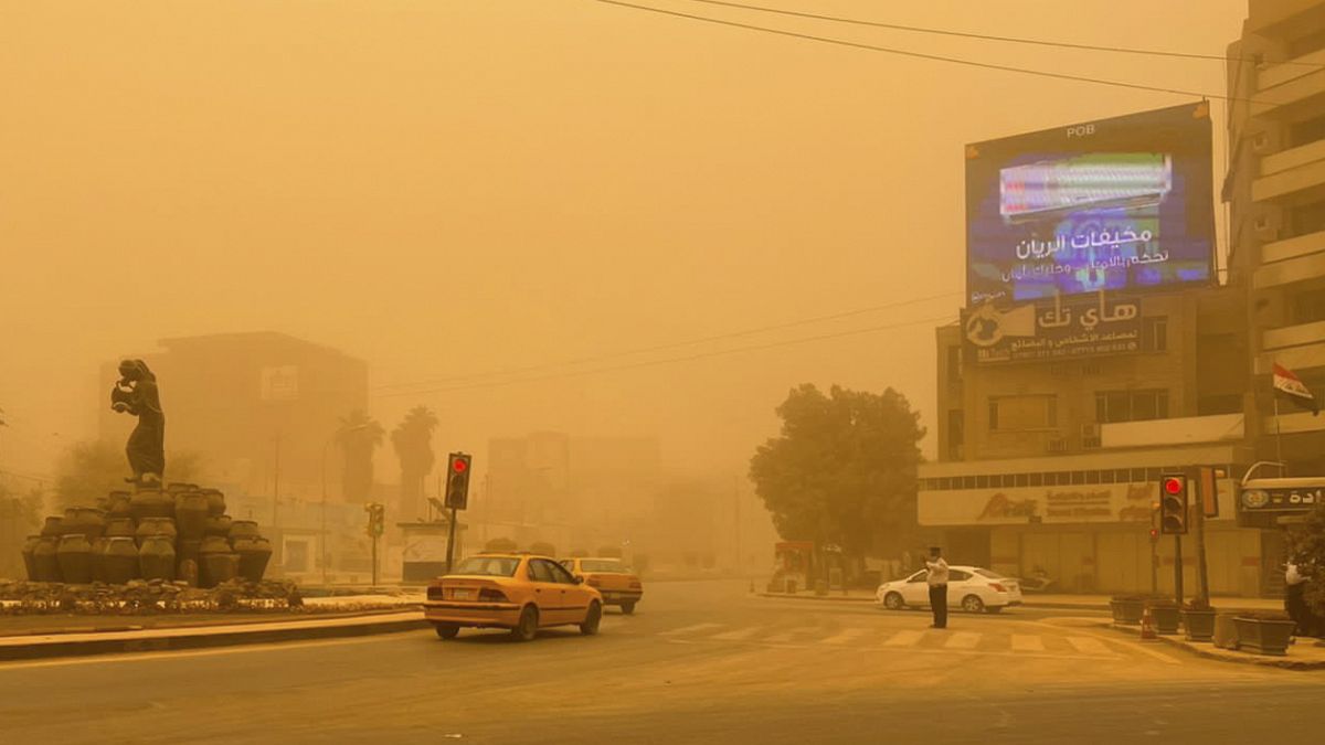 El centro de Bagdad (Irak) cubierto este sábado por la tormenta de arena.
