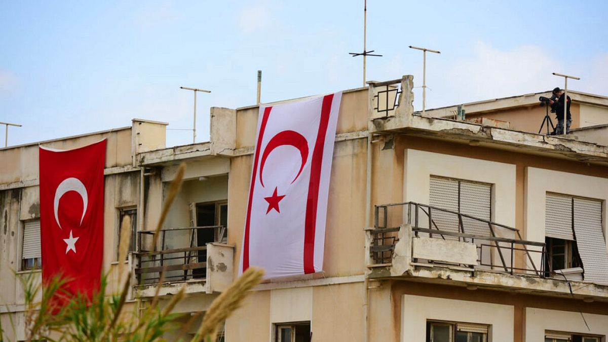 Η τουρκική και η σημαία του ψευδοκράτους σε εγκαταλελειμένο κτίριο στα Βαρώσια - φώτο αρχείου