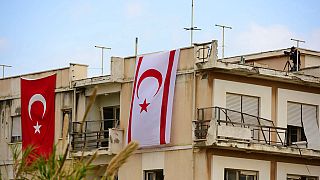 Η τουρκική και η σημαία του ψευδοκράτους σε εγκαταλελειμένο κτίριο στα Βαρώσια - φώτο αρχείου