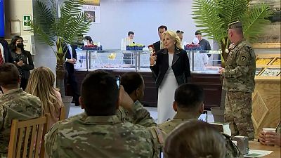 Jill  Biden avec des soldats américains sur la base aérienne de Mihail Kogalniceanu en Roumanie