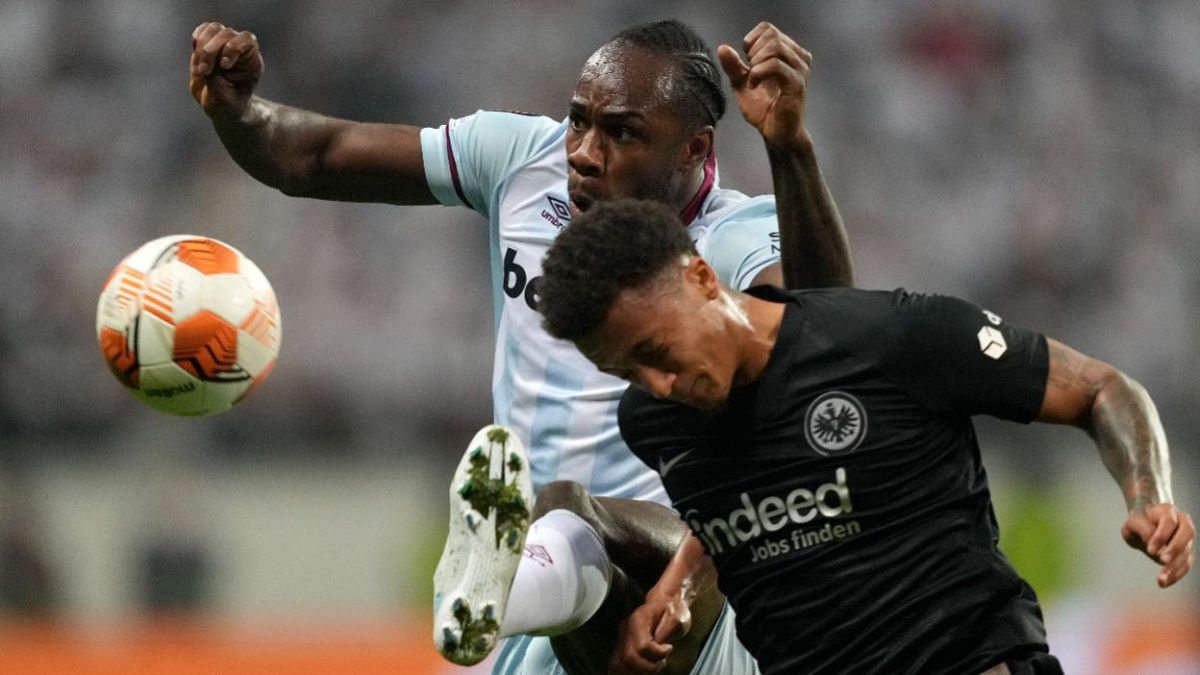 Michail Antonio, a West Ham és Tuta, az Eintracht Frankfurt játékosa (feketében) küzdelme a labdáért a frankfurti Európa-liga mérkőzésen.