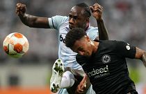 Michail Antonio, a West Ham és Tuta, az Eintracht Frankfurt játékosa (feketében) küzdelme a labdáért a frankfurti Európa-liga mérkőzésen.