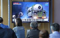 Νοτιοκορεάτες παρακολουθούν από την τηλεόραση στρατιωτική παρέλαση στη Βόρεια Κορέα