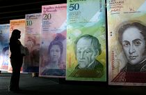 Exposición de billetes de bolívares fuertes en Caracas (Venezuela).