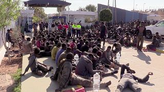 مهاجرون يصلون إلى المركز المؤقت للمهاجرين وطالبي اللجوء في مليلية بعد القفز على السياج الحدودي الفاصل بين جيب مليلية الإسباني والمغرب - 2  آذار 2022.