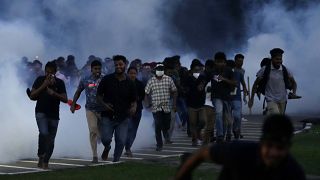 مواجهات بين المتظاهرين ورجال الشرطة خارج البرلمان في كولومبو، سريلانكا