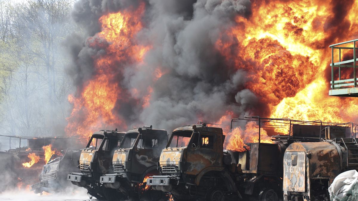 اشتعال النيران في مركبات كانت مصطفة في منشأة للنفط تعرضت للقصف الروسي في ماكيفكا شرق دونيتسك