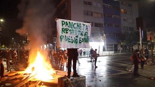 Manifestanti a Santiago del Cile.