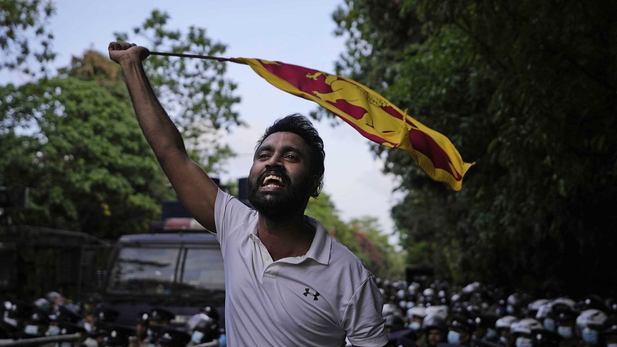 Un manifestant aux abords du parlement du Sri Lanka, à Colombo, le 6 mai 2022