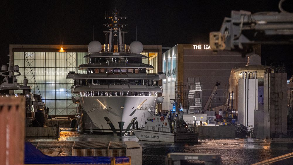 L’Italia sequestra un mega yacht da 700 milioni di dollari che si ritiene appartenga a Putin