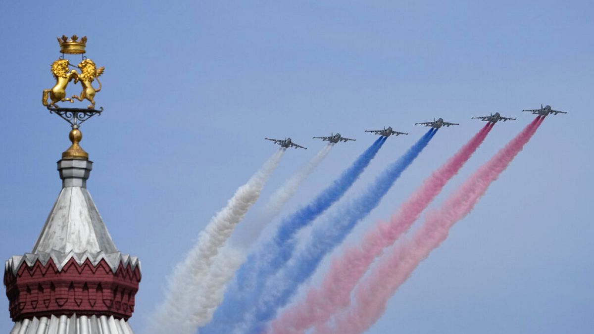 Des avions militaires russes survolent la place Rouge de Moscou, le 7 mai 2022