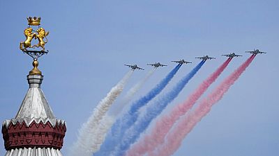 Des avions militaires russes survolent la place Rouge de Moscou, le 7 mai 2022