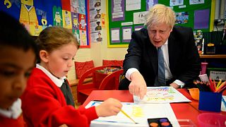 Boris Johnson brit miniszterelnök egy általánis iskolában 2022. május 6-án